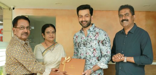 Asset Homes’ brand ambassador Shri. Prithviraj Sukumaran hands over the key of Asset Luminaire.