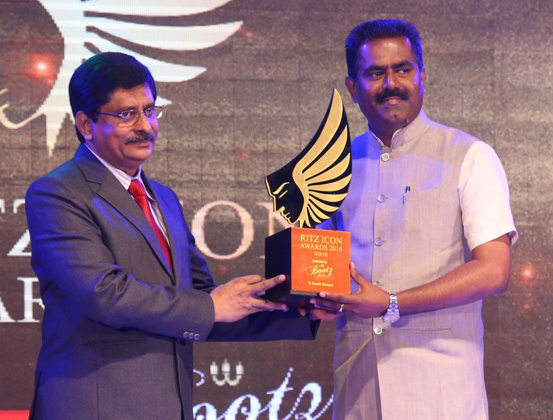Shri. Sunil Kumar V, MD of Asset Homes being awarded with the Ritz Business Icon of the Year 2016 by Justice Surendra Mohan, High Court of Kerala.